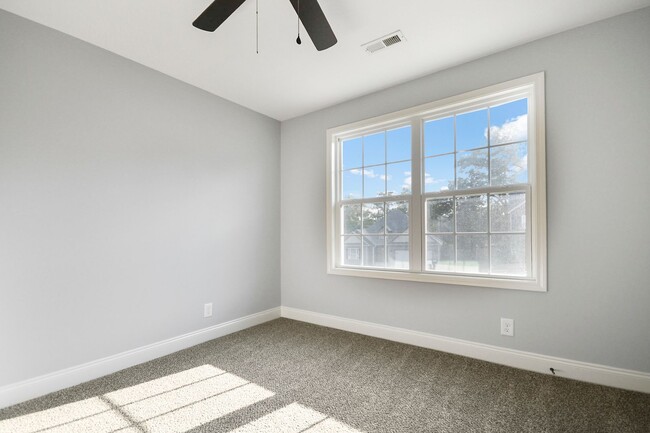 Building Photo - Pet Friendly Four Bedroom with Basement!