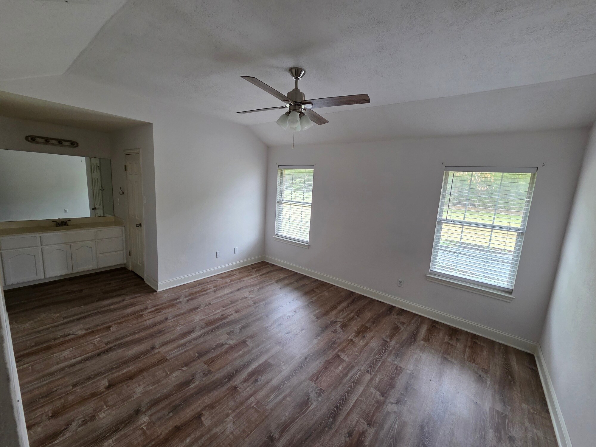 Building Photo - 209 W Billington Dr