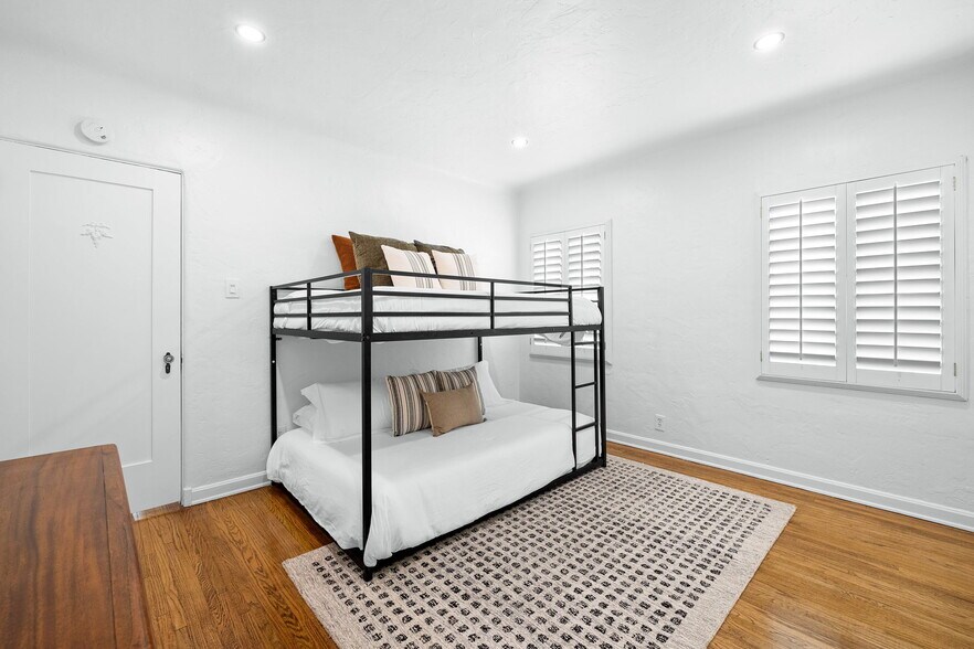 Building Photo - 3758 Gaviota Ave