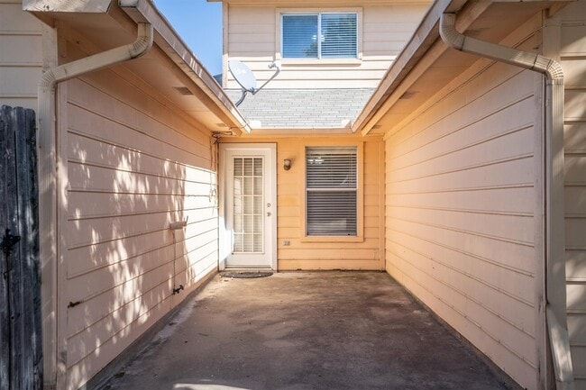 Building Photo - 324 Nita Ln