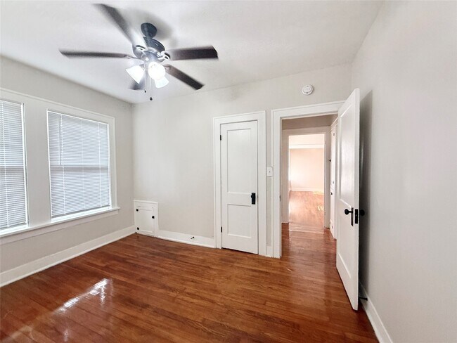 Building Photo - 1136 Berthea St