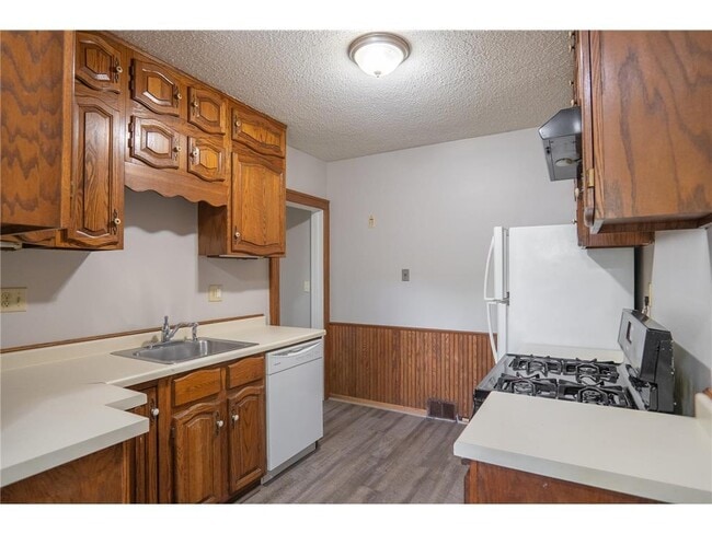 Building Photo - 3555 N Queen Ave