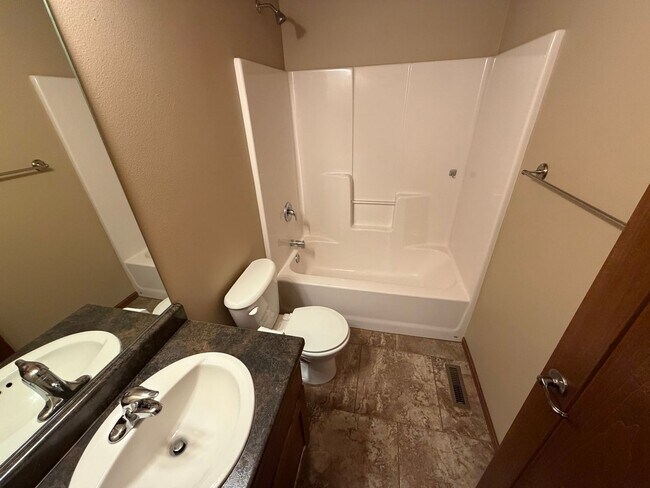 Building Photo - Large Ranch Style Twin Home For Rent