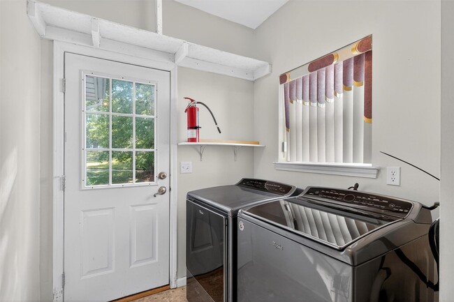 Building Photo - 5 Bridle Ct