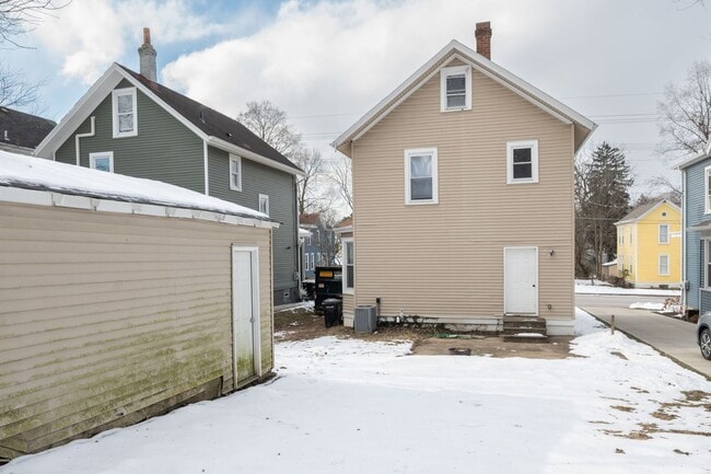 Building Photo - Madisonville- Charming 3+ bedroom 1.5 Bath, 1 car detached