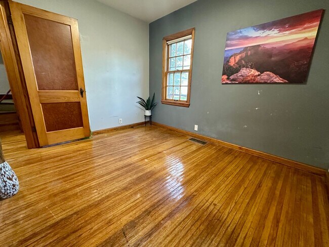 Building Photo - 4 Bed, 1.5 Bath Home for Rent in Waterloo ...