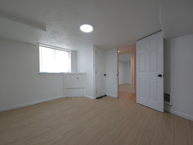 Building Photo - 2bd 1bth Basement Unit