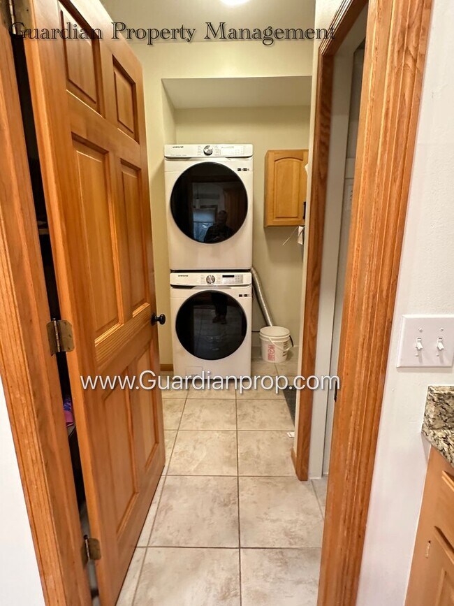 Building Photo - Well Maintained Prior Lake SFH, Large Deck, Fireplace, 2 Car Attached Garage