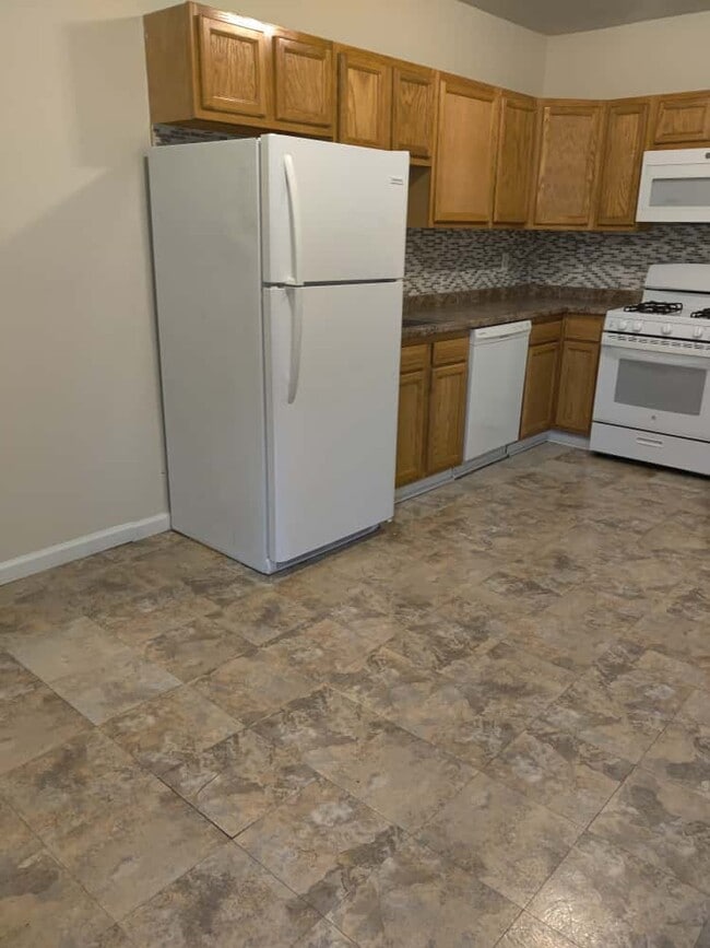 Building Photo - 6133 Elmwood Ave