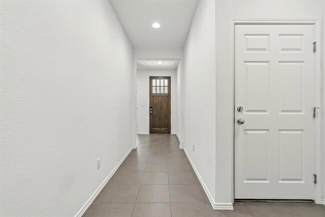 Building Photo - 533 Sweetwood Ln