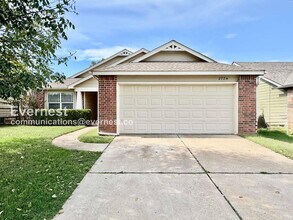 Building Photo - 3-Bedroom Home with Garage & Fenced Yard /...