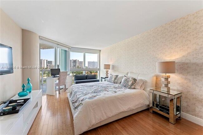 Building Photo - 16500 Collins Ave