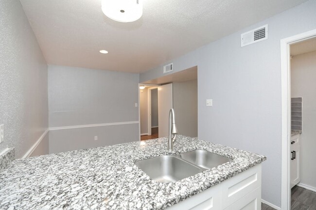 Building Photo - For Lease | 2 Bed, 2 Bath | 925 Sq Ft | Lakecrest Community |