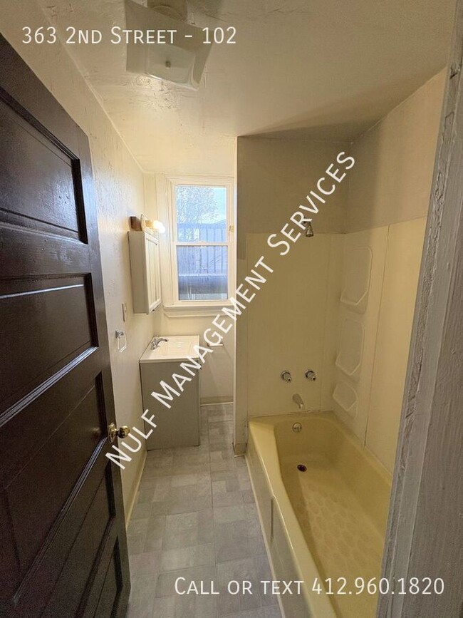 Building Photo - Eligible for Section 8: 3 Bed, 1 Bath Apar...