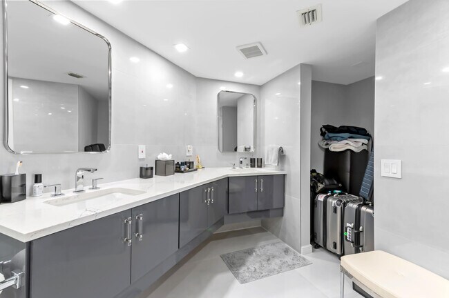 Building Photo - 1900 Consulate Pl