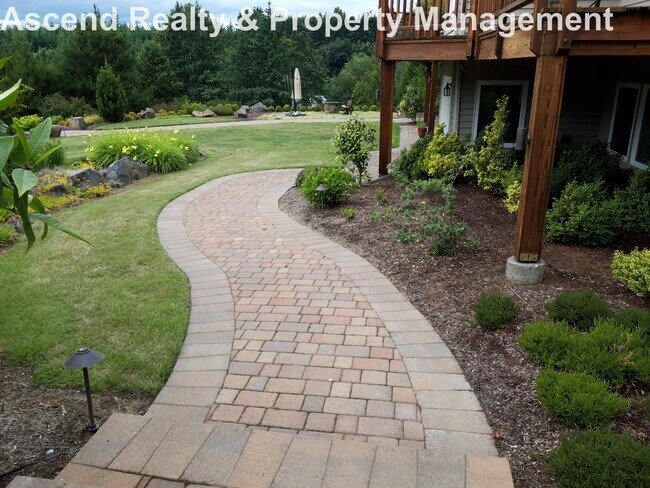 Building Photo - Unique Opportunity to Lease 2 Bed Lower Unit in Executive Home Utilities Included Quick Access to...