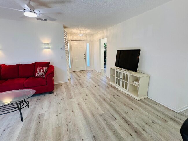 Building Photo - 3953 Cocoplum Cir