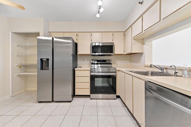 Building Photo - 7260 Kinghurst Dr