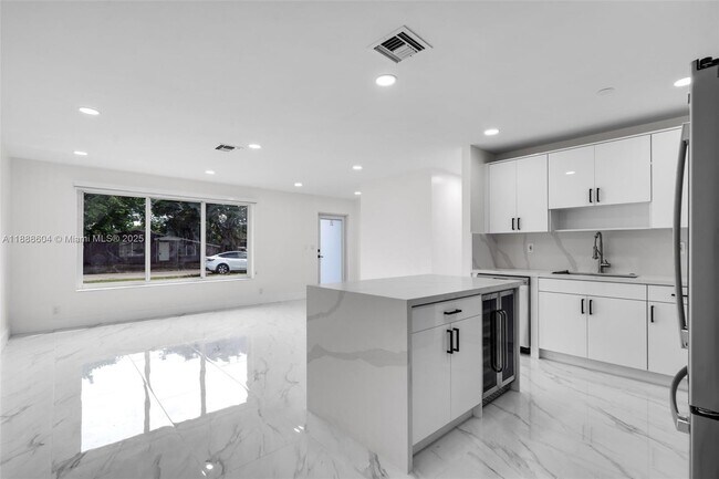 Building Photo - 6431 Roosevelt St