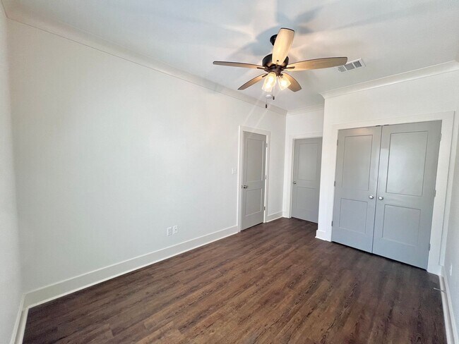 Building Photo - Spacious Two Bedroom Townhouse off Jeffers...