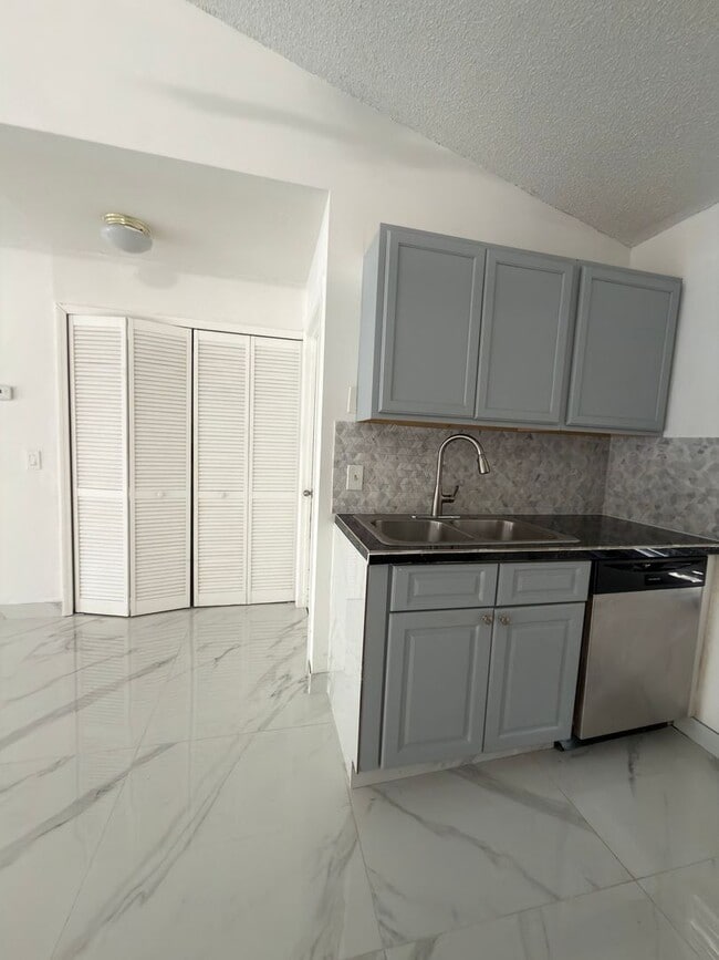 Building Photo - 9142 Sabal Palm Cir