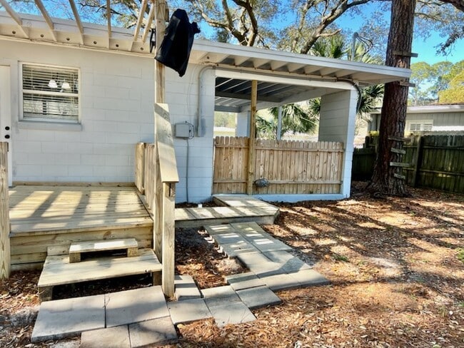 Building Photo - 303 Smith Dr NE