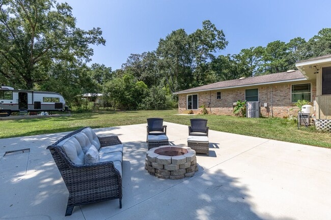 Building Photo - 10736 Pecan Dr