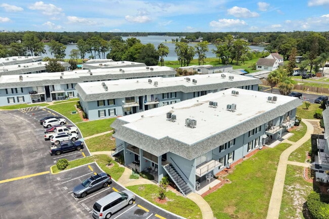 Building Photo - "Bright 2-Bed, 2-Bath Condo Retreat with Pool & Lake Views"