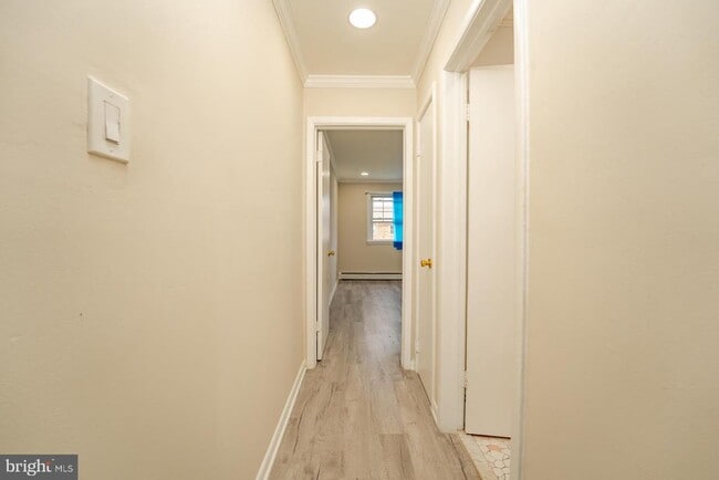 Building Photo - 703 N Oxford Ave