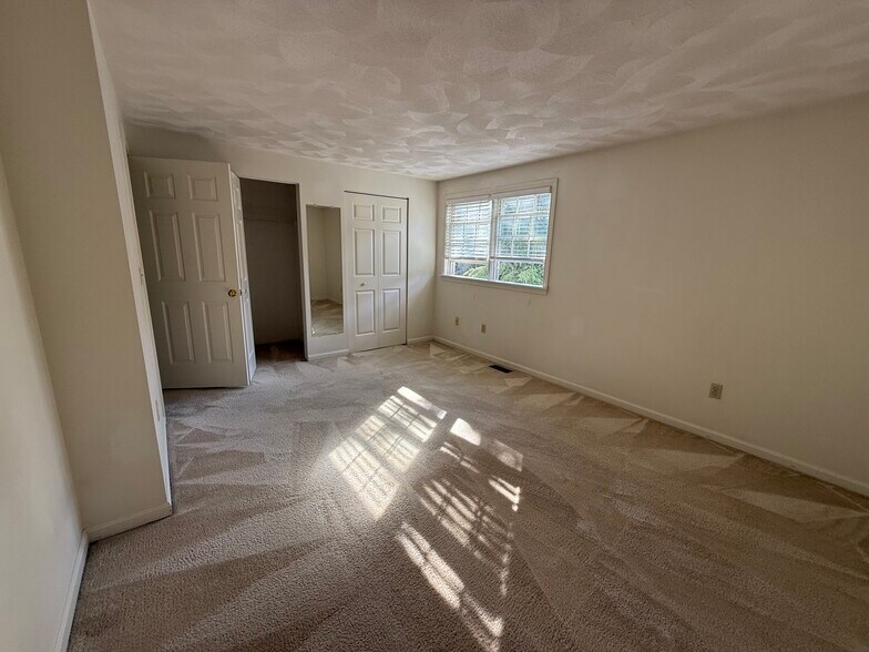 Building Photo - 777 Middle Rd