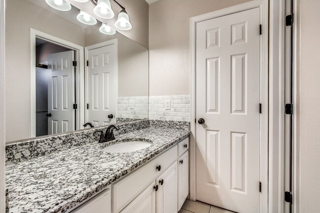 Building Photo - Amazing Tri-Level Westside Rental Home w/ ...