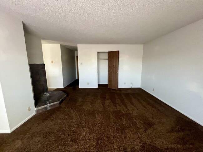 Building Photo - Upper level two bedroom, one bathroom clos...