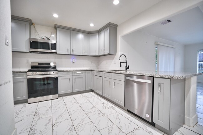 Building Photo - 5815 Hornwood Dr