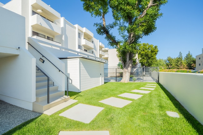 Building Photo - 10020 Zelzah Ave