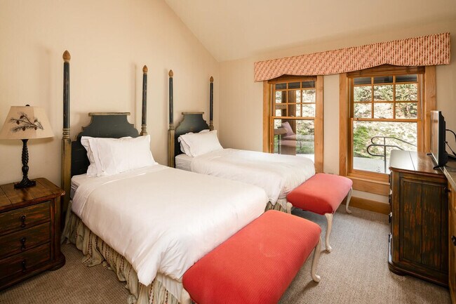 Building Photo - 66 Mountain Loop Rd