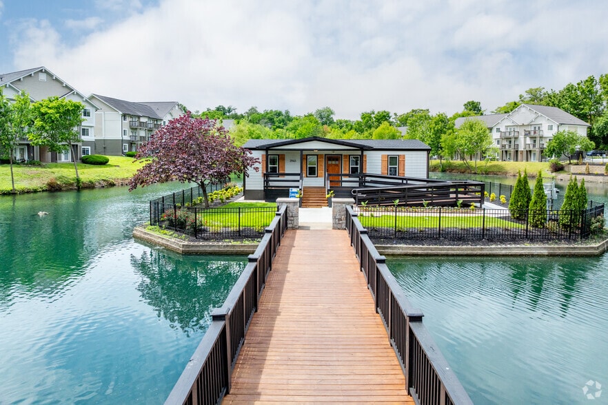 Building Photo - Hickory Lake