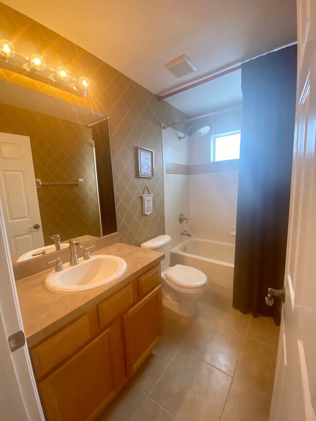 Building Photo - 5 BEDROOM HOUSE WITH PRIVATE POOL AND LAKE...