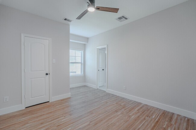 Building Photo - 118 Cheswood Manor Drive