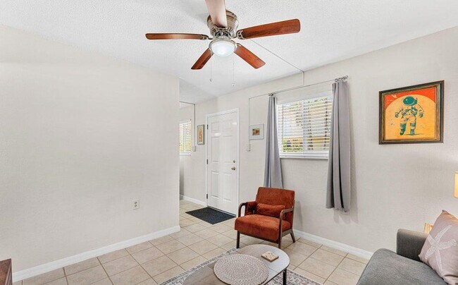 Building Photo - 211 Circle Dr
