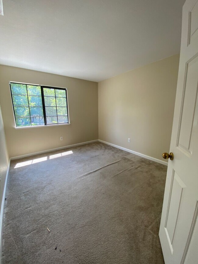 Building Photo - Danville Brookview Duet Townhouse 4 Br., 2...