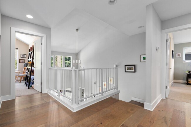 Building Photo - 5Bd/3.25Ba Seattle House