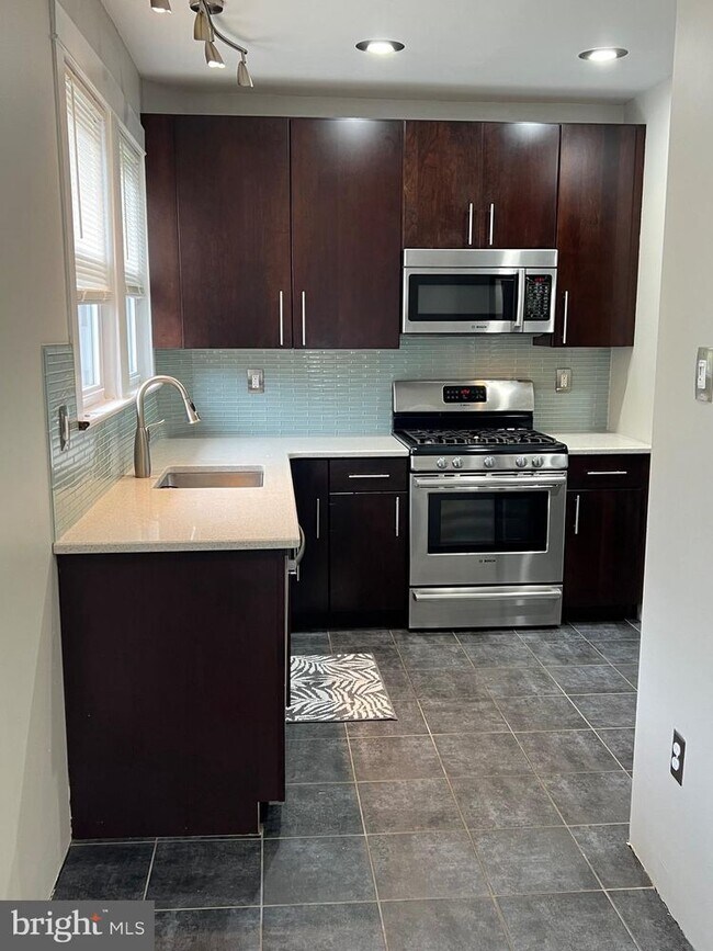 Building Photo - 408 4th Ave