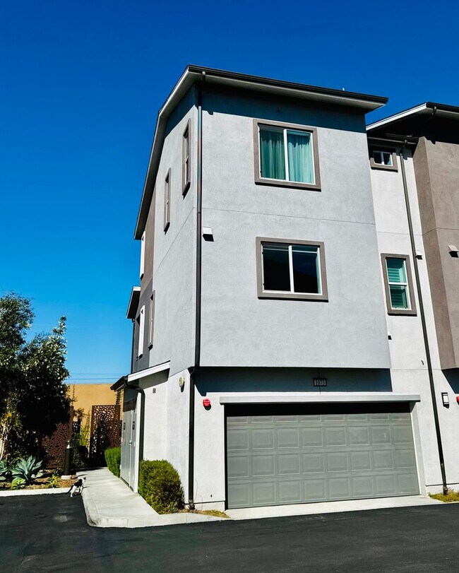 Primary Photo - Gorgeous Three Bedroom Townhome For Rent in Gardena!