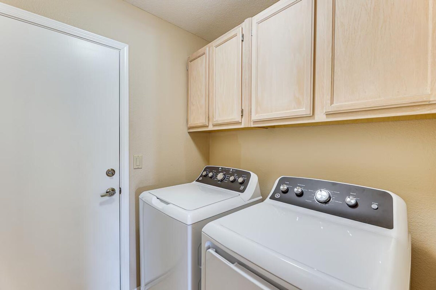 Building Photo - 253 E Vaughn Ave