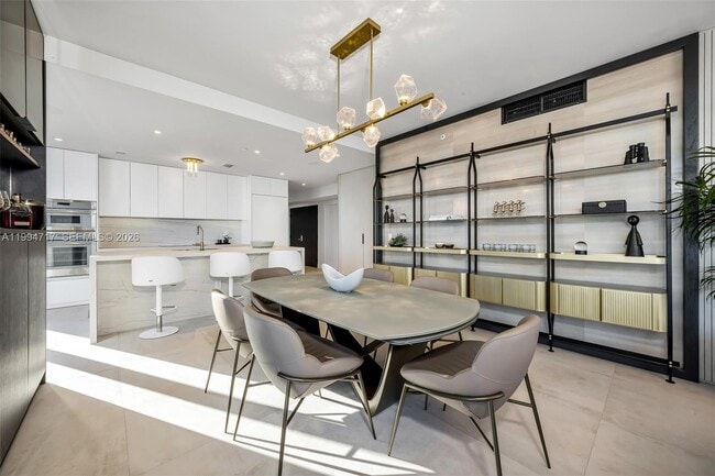 Building Photo - 700 NE 24th St