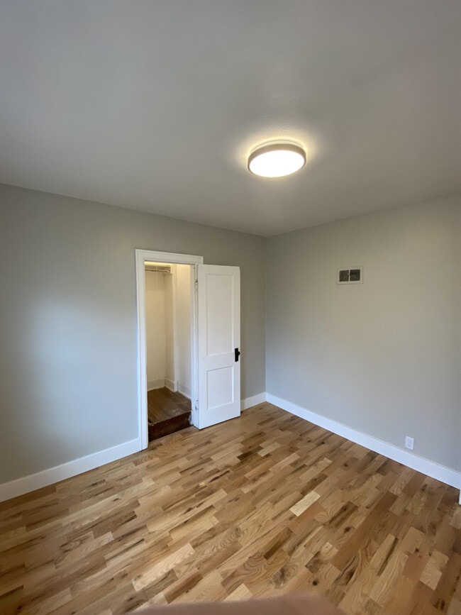 Building Photo - 237 S Thorncrest Ave