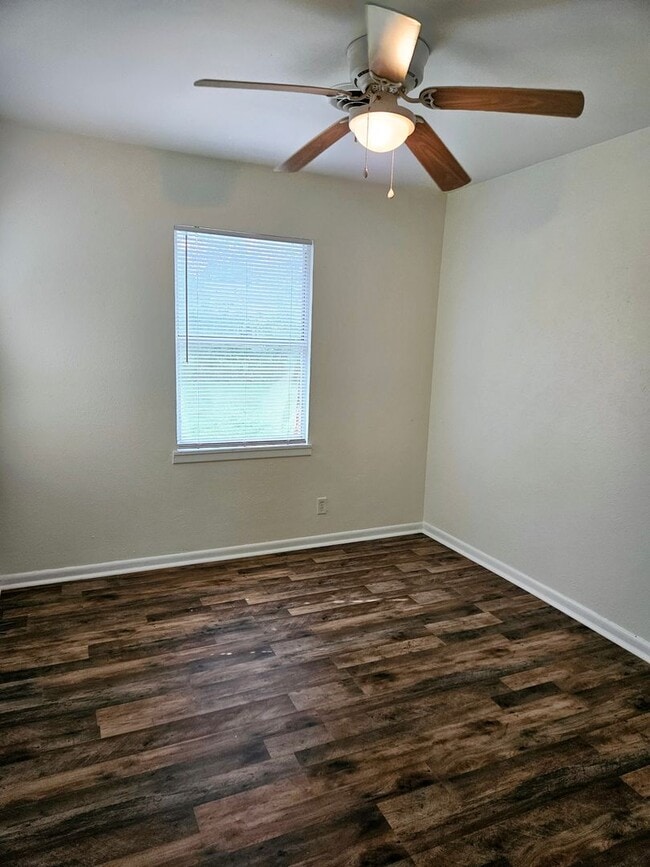 Building Photo - 3 BEDROOM AVAILABLE NOW!