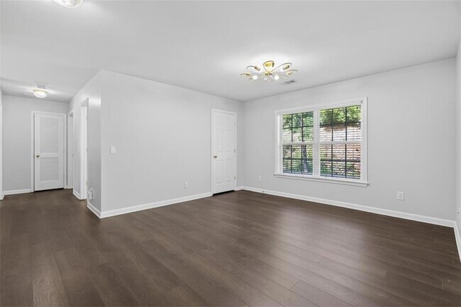 Building Photo - 2885 Stonehenge Ct