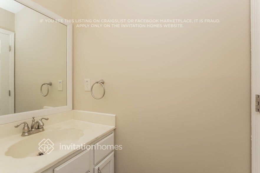 Building Photo - 10960 Pinehigh Dr