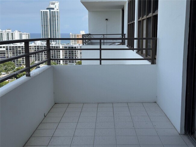 Building Photo - 2500 Parkview Dr